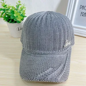 Détail de la casquette tricotée argentée avec fil métallique brillant et logo Love en strass