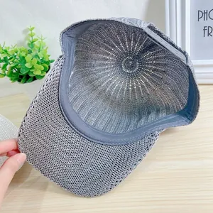 Vue détaillée de la casquette de baseball grise en maille avec sangle réglable et bandeau