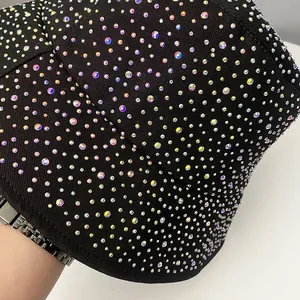 Gros plan sur les strass colorés d'un chapeau bob en coton noir montrant les détails précis