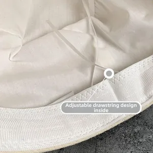 Detailweergave van de gebroken witte pet met verstelbaar trekkoord aan de binnenkant