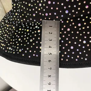 Vue détaillée du bord de 7 cm d'un chapeau en coton noir avec des strass arc-en-ciel