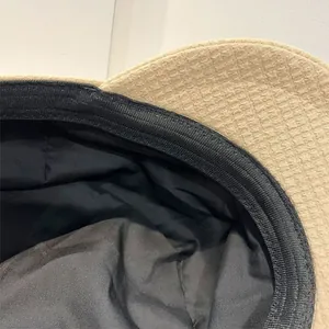Detail van de kaki corduroy bakkerspet met focus op de voering en het vakmanschap