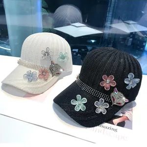 Berretti da baseball in maglia bianchi e neri con emblema volpe di strass e fiori
