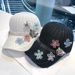 Set di cappellini da baseball in maglia bianco e nero con volpe di strass e fiori chic
