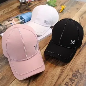 Casquettes de baseball tendance en rose, blanc et noir avec strass et logo M métallique