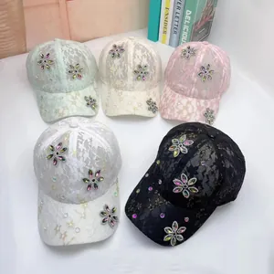Dettaglio di cappellini da baseball in pizzo da donna in cinque colori con strass