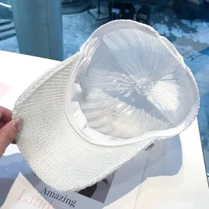 Dettaglio del cappellino da baseball in rete bianca con texture traspirante e fascia