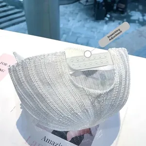 Dettaglio del cappellino da baseball in mesh bianco con cinturino di chiusura snapback