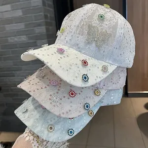 Details von Spitzen-Baseballkappen mit Strass-Schmetterling und Pailletten in drei Farben