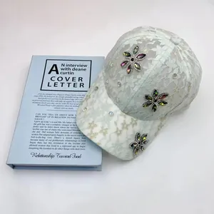 Elegante cappello da baseball in pizzo verde chiaro con fiori di strass da donna