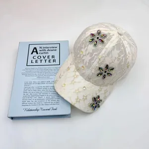 Cappellino da baseball elegante in pizzo beige da donna con fiori in strass colorati