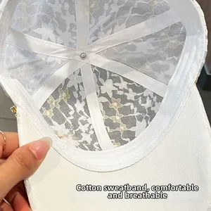 Dettaglio della fascia interna in cotone traspirante del cappello in pizzo bianco