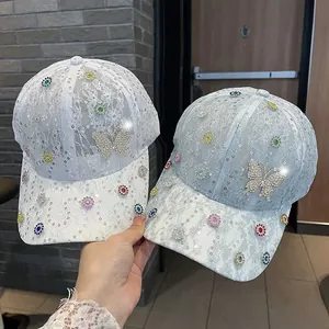 Detailaufnahme von Schmetterlings-Strasssteinen und Spitzen-Textur auf Pailletten-Caps