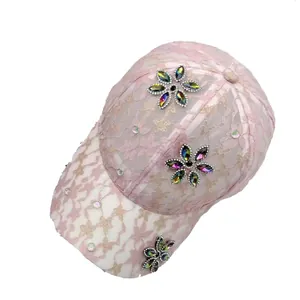 Cappello da sole in pizzo rosa traspirante per donna con fiori di strass eleganti