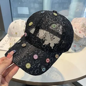 Detail der schwarzen Spitzen-Baseballkappe mit glitzernden Strass-Schmetterlingsmustern