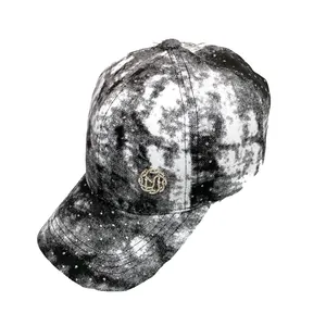 Gorra de béisbol con estampado tie-dye blanco y negro y logotipo M de strass brillante