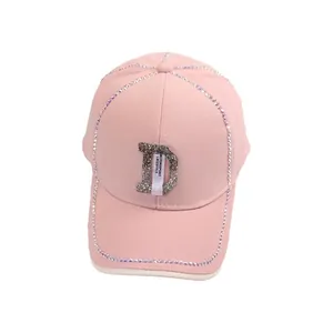 Rosa Baseballkappe mit Strass-D-Buchstaben und Motorsport-Schriftzug auf weißem Hintergrund