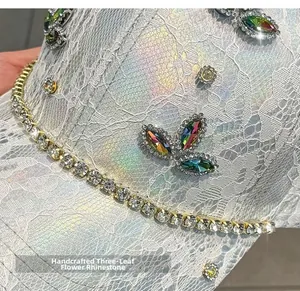 Vista dettagliata di strass fatti a mano e motivo in pizzo su cappellino da baseball