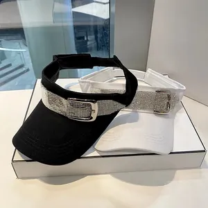 Zonnekleppen voor dames in zwart en wit met luxe strass en metalen gesp op de rand
