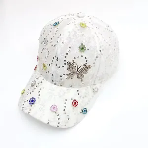Weiße Spitzen-Baseballkappe mit Pailletten-Details und Strass-Schmetterlings-Dekor
