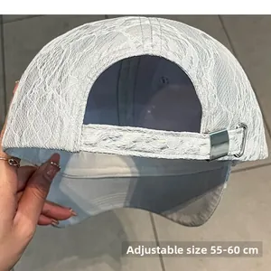 Dettaglio posteriore del berretto in pizzo bianco con fibbia regolabile da 55-60cm