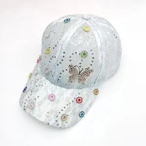 Hellblaue Spitzen-Baseballkappe mit Strass-Schmetterling und silbernen Pailletten