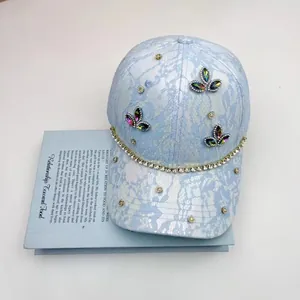 Elegante berretto in pizzo celeste con strass a farfalla e tesa decorata con diamanti