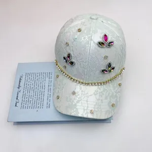 Berretto da baseball in pizzo verde con strass scintillanti e motivi floreali chic