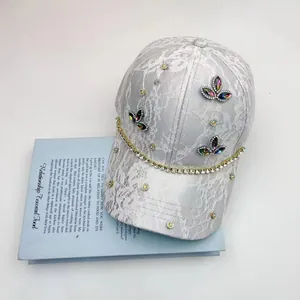 Elegante berretto da baseball in pizzo grigio argento con farfalle di cristallo e strass