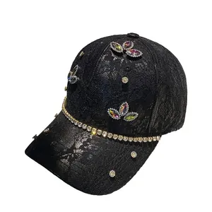 Elegante berretto da baseball in pizzo nero da donna con strass colorati su fondo bianco