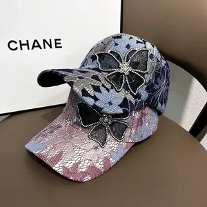 Atmungsaktive Spitzen-Baseballkappe mit Strass-Schmetterling in Blau und Lila