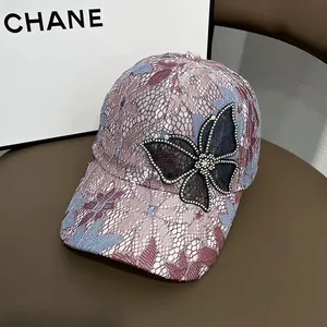 Detailansicht der Spitzen-Baseballkappe mit Strass-Schmetterling und Mesh-Struktur