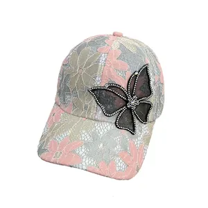 Damen Baseballkappe aus rosa floraler Spitze mit Strass besetztem Netzschmetterling