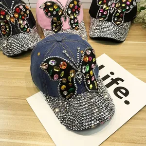 Détails des casquettes en denim avec strass papillon colorés et visière ornée de paillettes