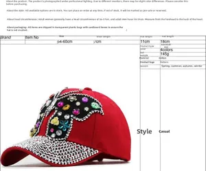 Vue détaillée de la casquette rouge en coton avec papillon cristal et visière strass