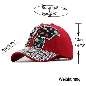 Détail d'une casquette de baseball rouge avec papillon en strass et visière en cristaux