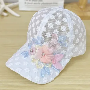Berretto estivo in pizzo da donna con fiori fatti a mano e perle decorative