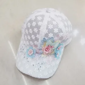 Dettaglio cappello bianco a rete con ricami floreali 3D e decorazioni di perle