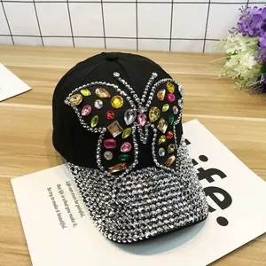 Casquette de baseball noire avec papillon en strass colorés et visière ornée de bijoux