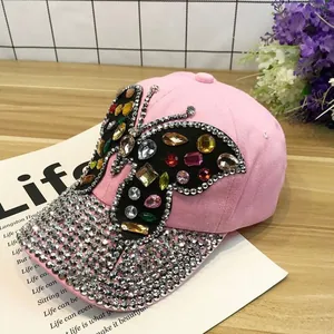 Casquette rose avec grand papillon orné de bijoux et bord en strass pour mode d'été