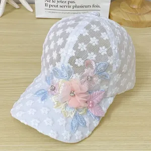 Dettaglio del cappellino a rete con ricami floreali, perle e strass luccicanti