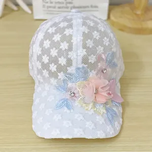Berretto da baseball in rete bianca da donna con ricamo in pizzo e decorazione floreale 3D