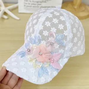 Berretto da baseball in pizzo bianco da donna con ricami floreali e perle per la protezione solare