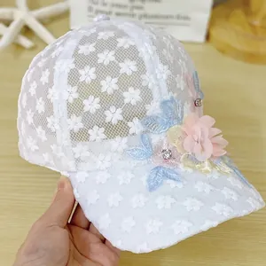Dettaglio di berretto bianco in mesh con ricamo floreale e fiori 3D fatti a mano