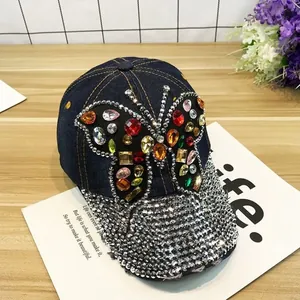 Casquette en jean bleu foncé avec broderie papillon en cristal et visière strass