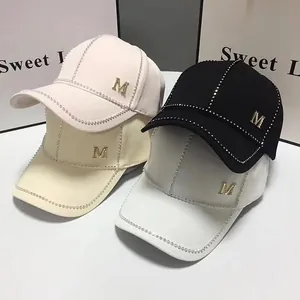 Casquettes de baseball tendance avec logo M en strass en rose, beige, noir et blanc