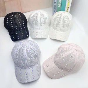 Détail de cinq casquettes de baseball en dentelle avec fleurs, strass et perles