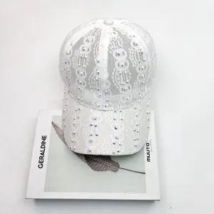 Casquette de baseball en dentelle blanche avec strass brillants sur fond blanc épuré