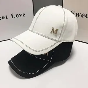 Casquettes de baseball noires et blanches stylées avec logo M en strass dorés