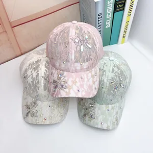 Spitzen-Baseballkappen mit Strass-Schmetterlingsmustern in Rosa, Beige und Hellgrün